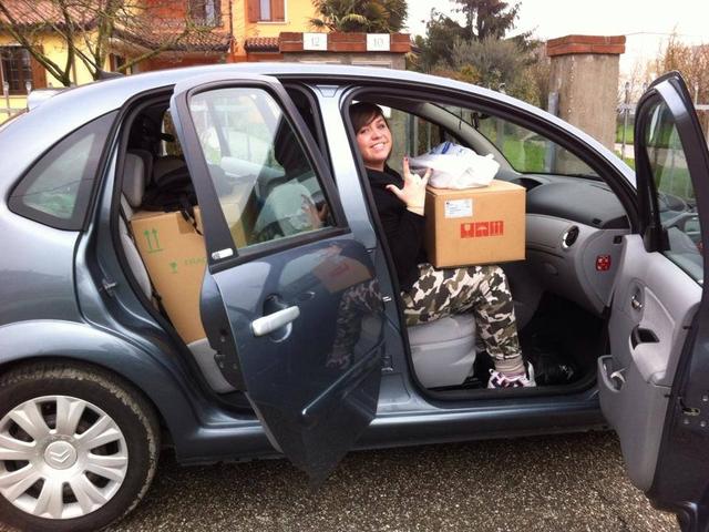 Debora Bertoncin con materiali per il rifugio!